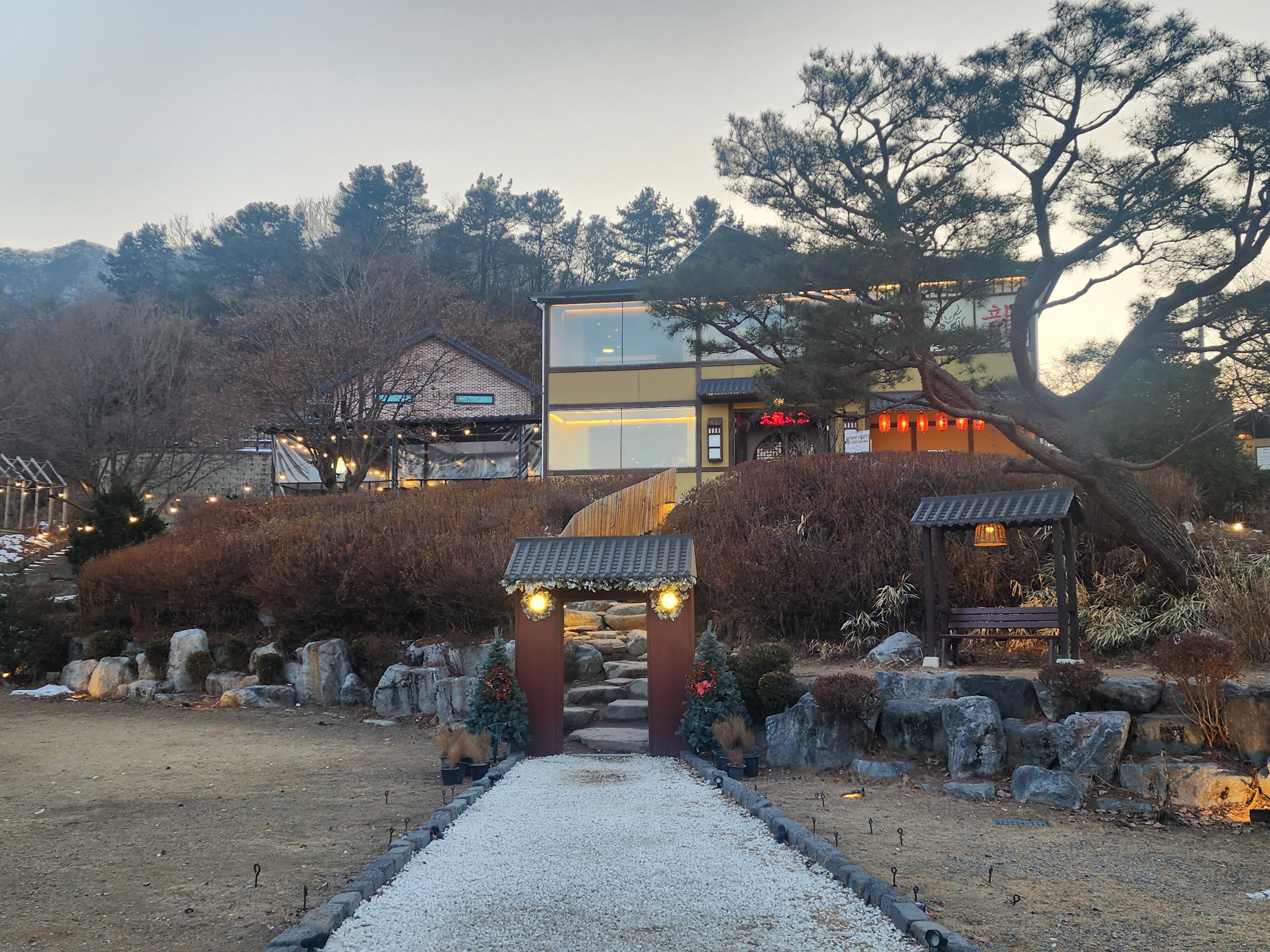 특이한 메뉴와 분위기가 있는 大龍山莊
