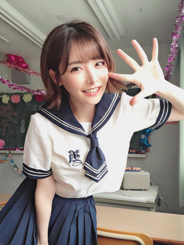 세라복을 입은 후카다 에이미(Eimi Fukada, 深田えいみ) 사진