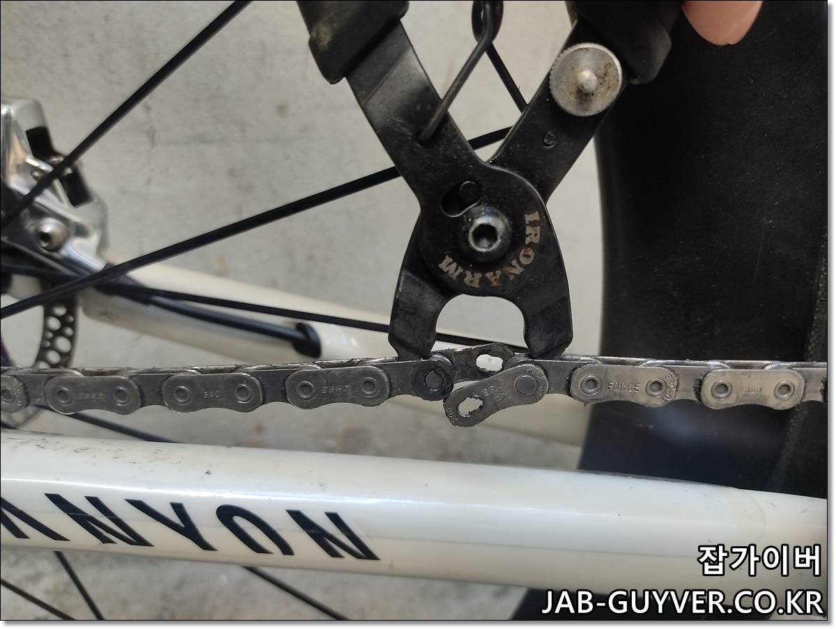 SRAM AXS PowerLock 체인링크를 체인리무버 플라이어로 분리하는 과정
