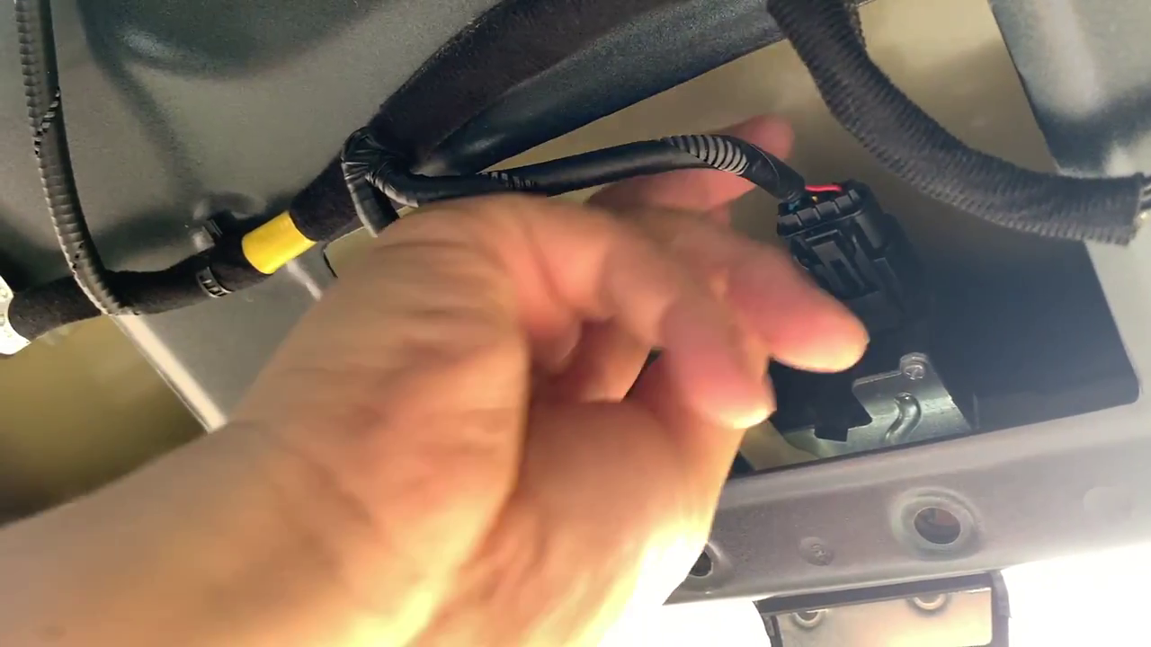 안쪽 커넥터를 뺀다