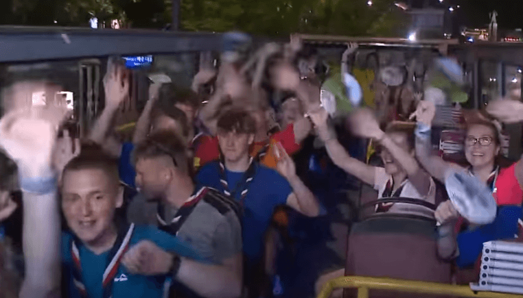 조기 퇴영한 영국 대원들이 서울 투어버스를 타고 즐거워하는 모습