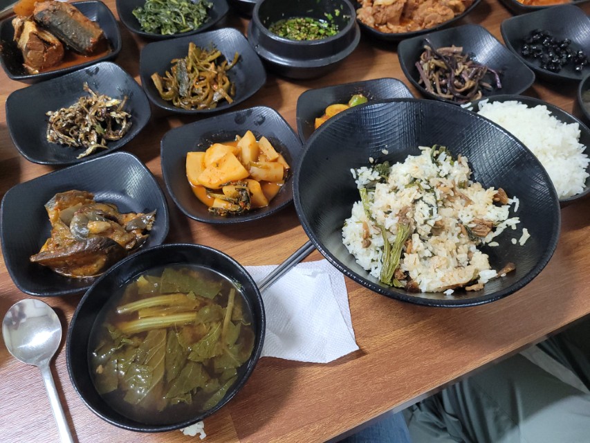 홍천 원골 모내기정식 밥과 반찬을 먹는 모습