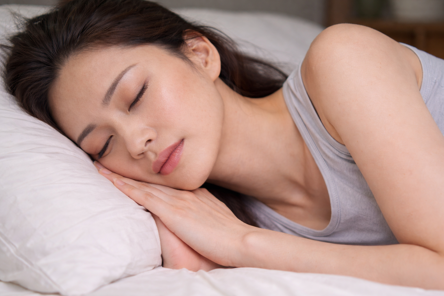 화장을 지우지 않은 채 잠들어버린 여성