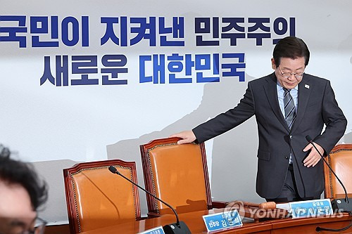 최고위 참석하는 이재명 대표
(서울=연합뉴스) 김주성 기자 = 더불어민주당 이재명 대표가 7일 서울 여의도 국회에서 열린 최고위원회의에 참석하고 있다. 2025.4.7 utzza@yna.co.kr