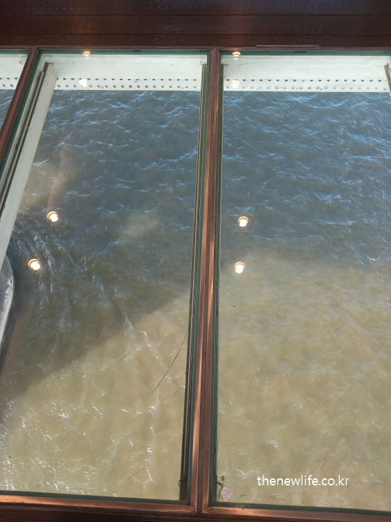 광진교 8번가 카페 유리바닥 – 발 아래로 흐르는 한강 물결이 보이는 독특한 실내 구조