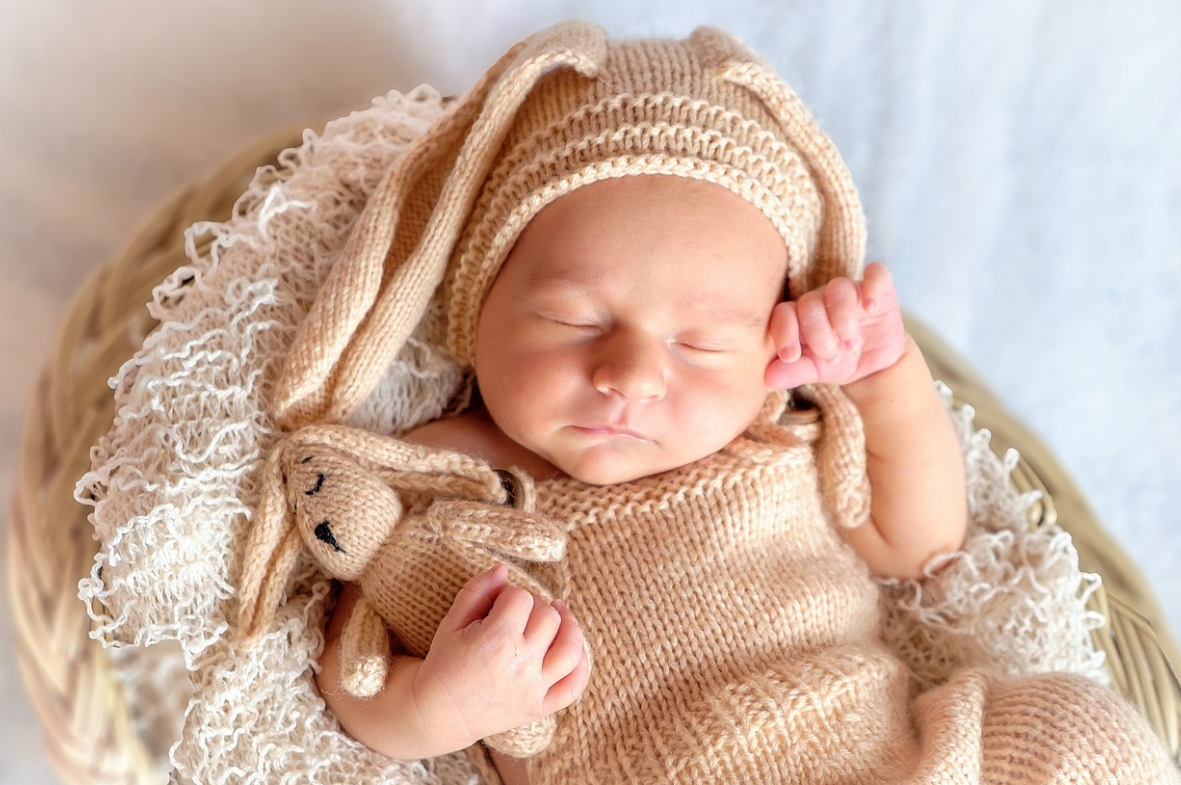 아기의 건강한 수면 습관 만들기와 모유 수유 vs. 분유: 선택의 기준과 조언