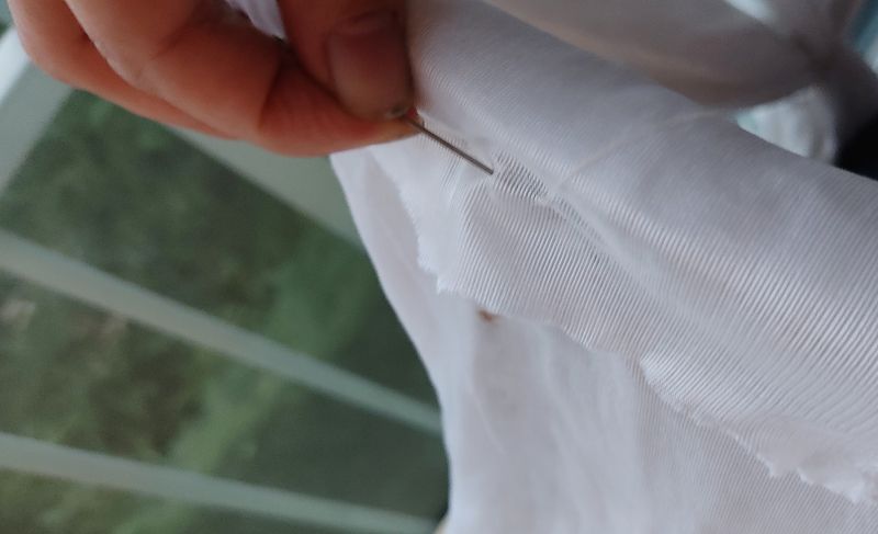 바늘로 천을 꿰메는 사진