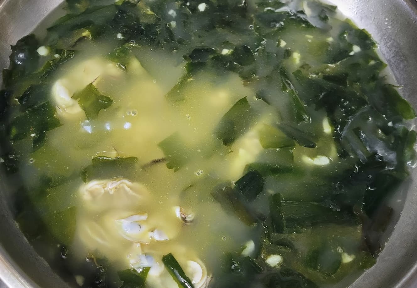 캠핑에서 미역국을 끓이는 장면