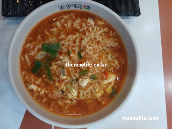 식당 테이블 위에 놓인 먹음직스러운 빨간 국물의 라면 한 그릇 사진, 글루텐 불내증 환자가 피해야 할 대표적인 밀가루 음식