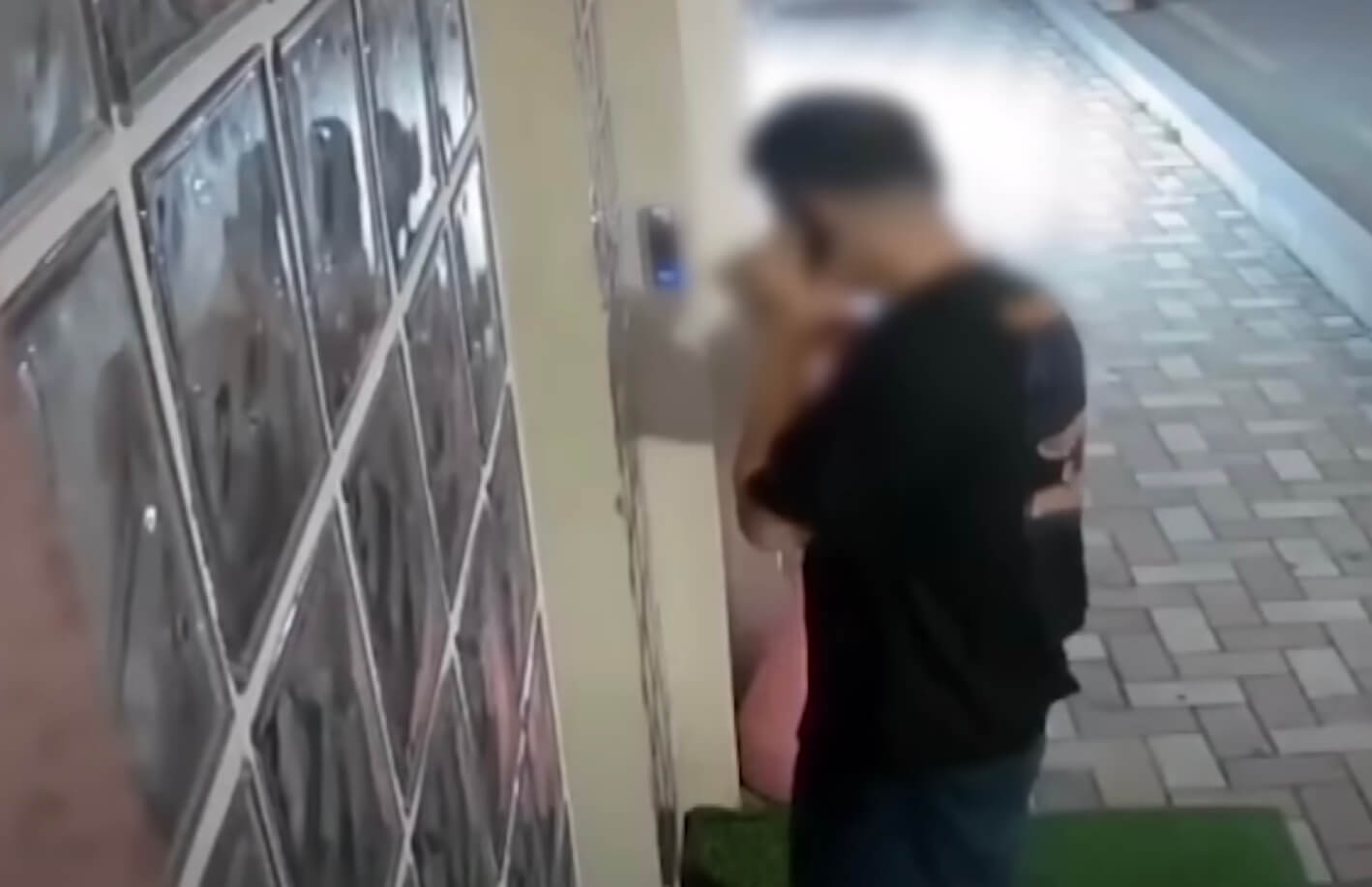 만능번호 누르는 남자