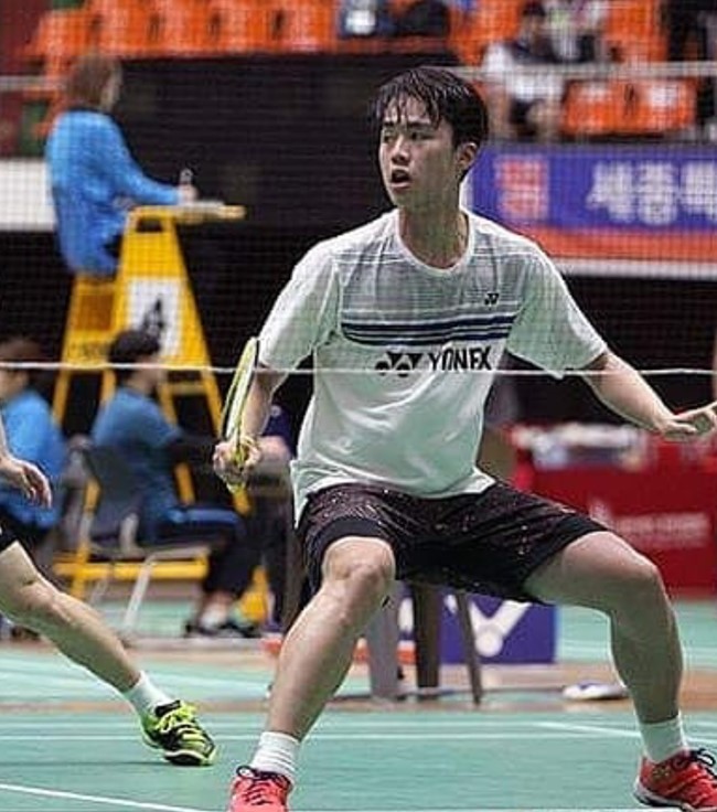 배드민턴을 하고 있는 역동적 이미지