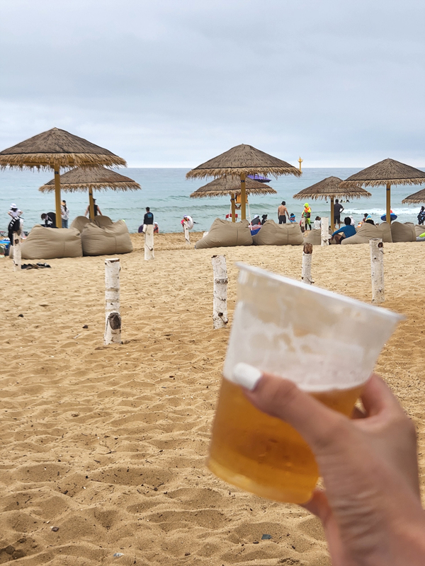 비치에서-마시는-맥주