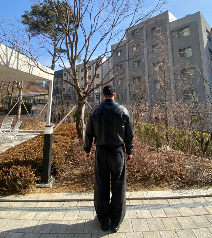 데일리룩('26.2.15.)엠엘비 뉴에라 MLB NY Q핏 언스트럭쳐 볼캡, 스페로네 스탠다드 카라 A-2 재킷, 무신사스탠다드 벌룬 팬츠, 뉴발란스 스니커즈 410V5 트레일 블랙