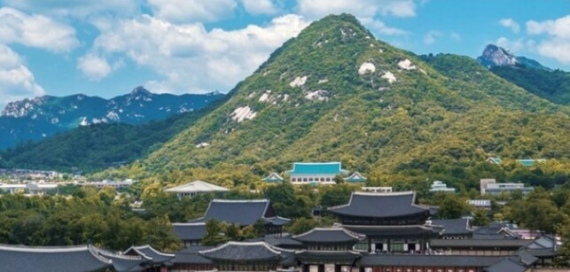 경복궁과 청와대가 보이는 북악산