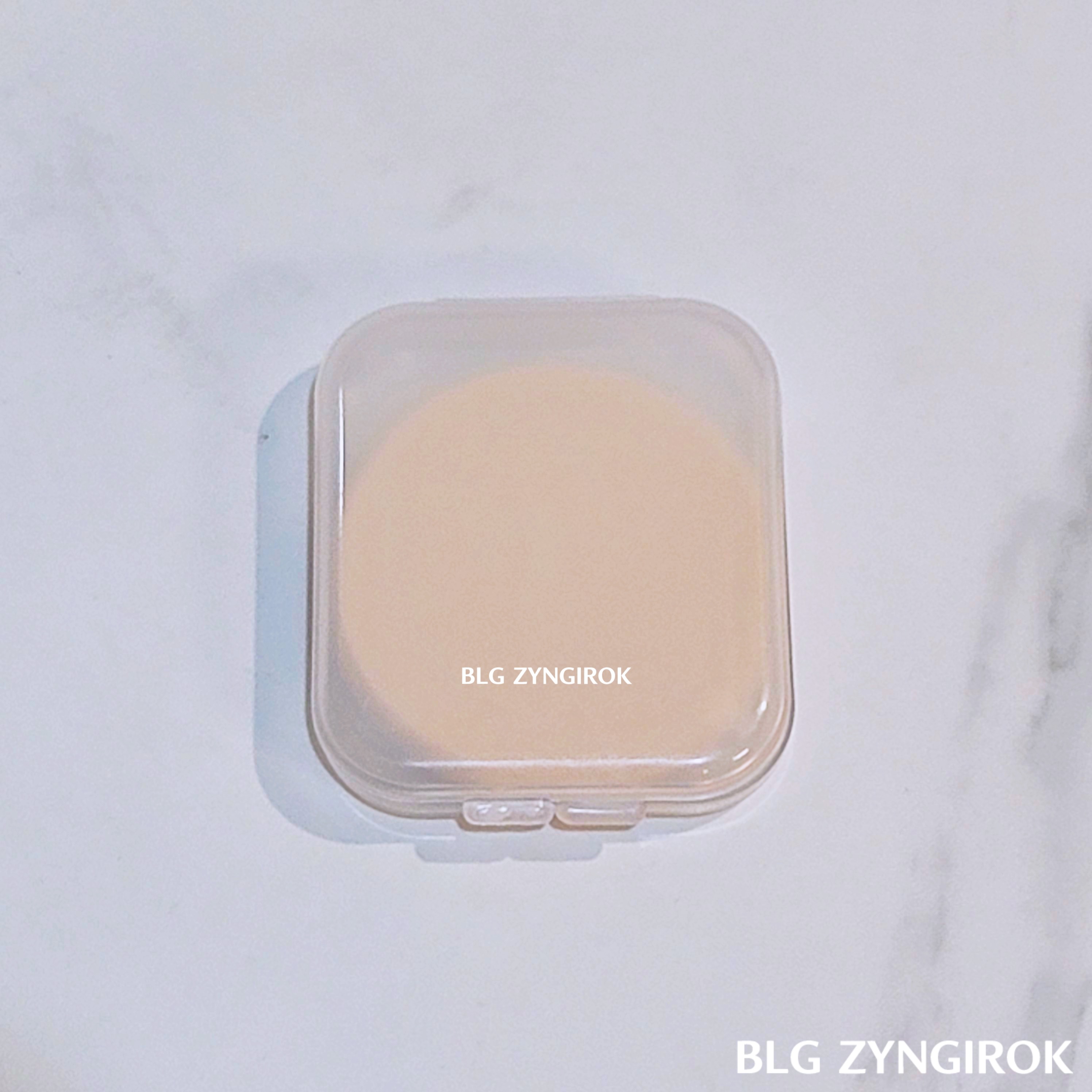 다이소 퍼프와 케이스가 닫힌 모습이다.