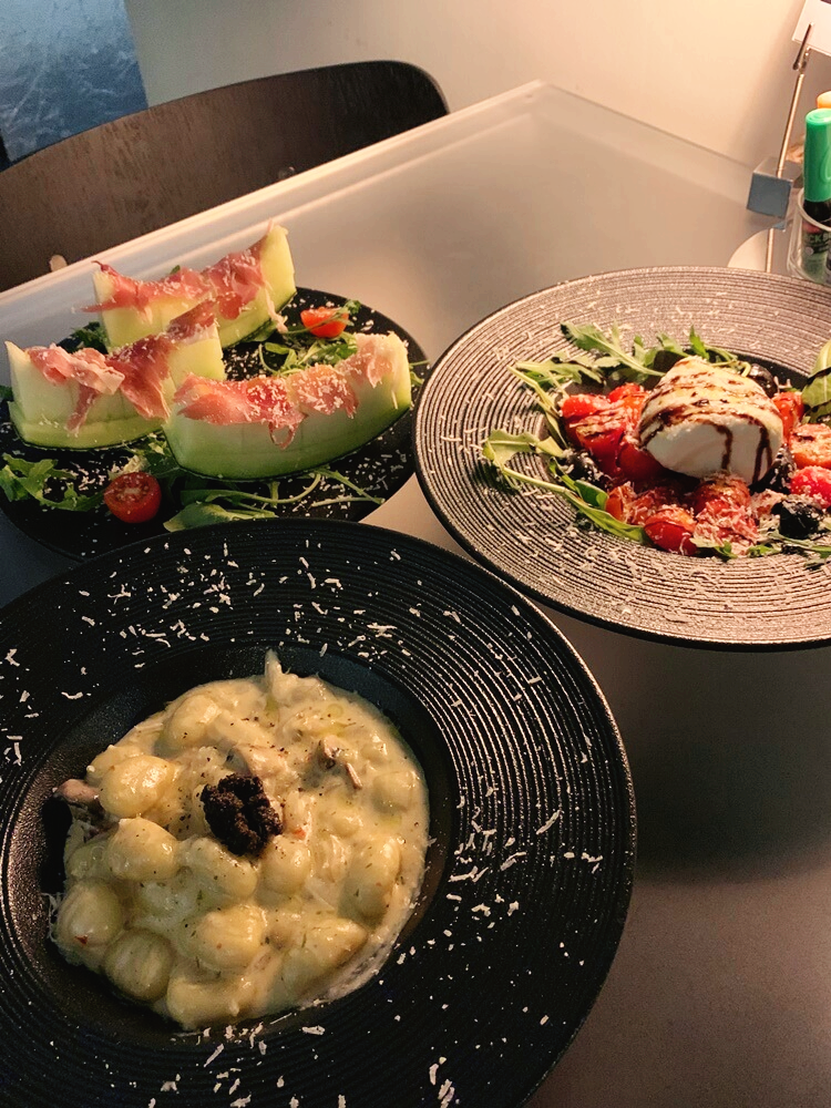 트러플 크림 뇨끼, 부라타 치즈 샐러드, 멜론 프로슈토