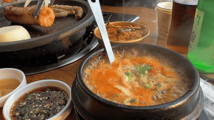 광교 두강곱창 서비스 술국 곱창전골 끓는 모습 야외석 분위기
