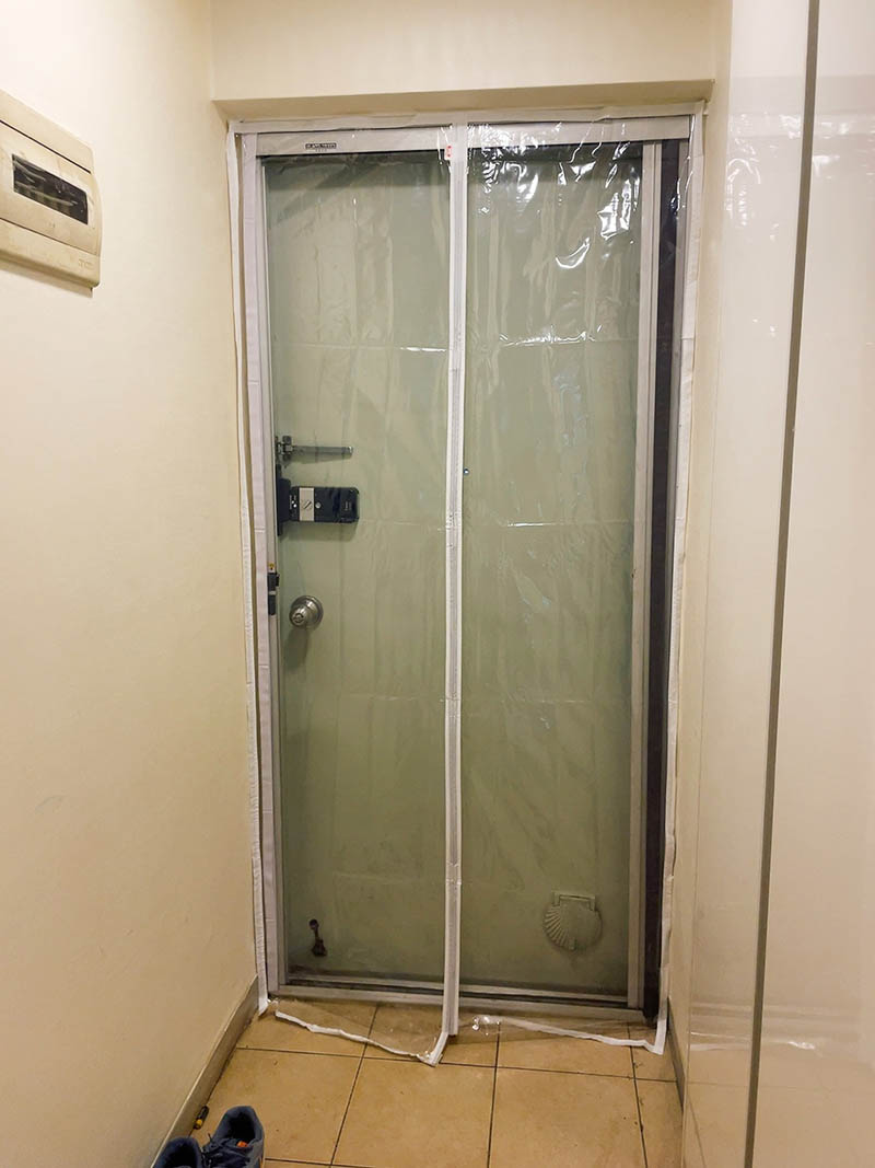 현관에-붙인-방풍-비닐-커튼