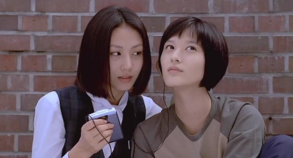 교내 커플인 효신(왼쪽, 박예진)과 시은(오른쪽, 이영진)이 함께 카세트 플레이어의 음악을 듣는 모습이 담긴 장면