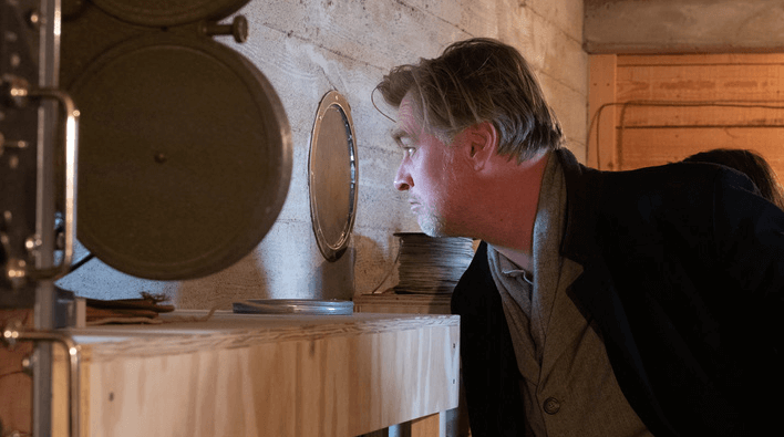 원으로된 유리로 안쪽을 바라보는 남자