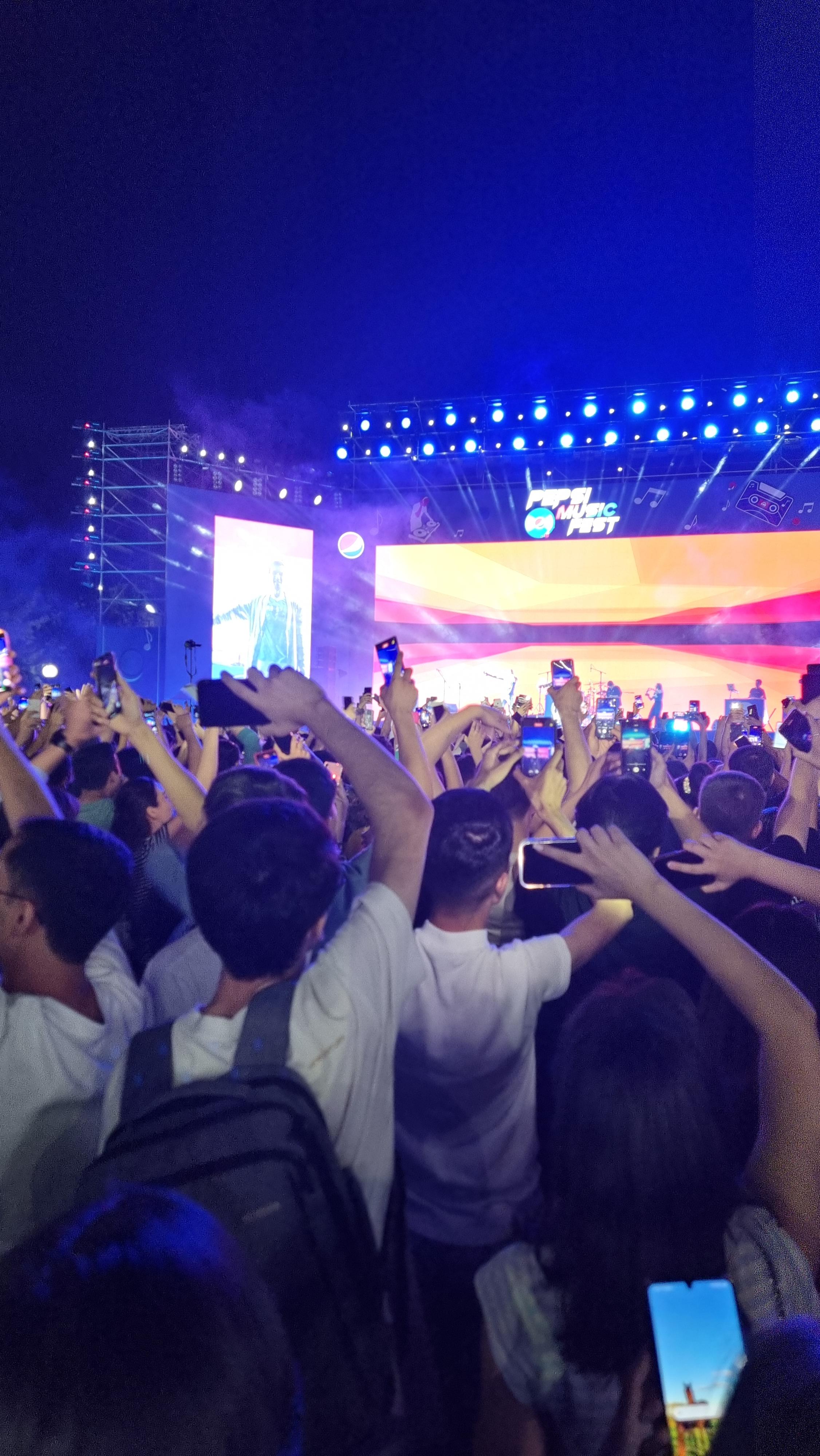 콘서트를 즐기는 젊은이들