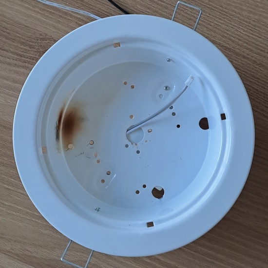 손상된 매립등 커버 입니다.