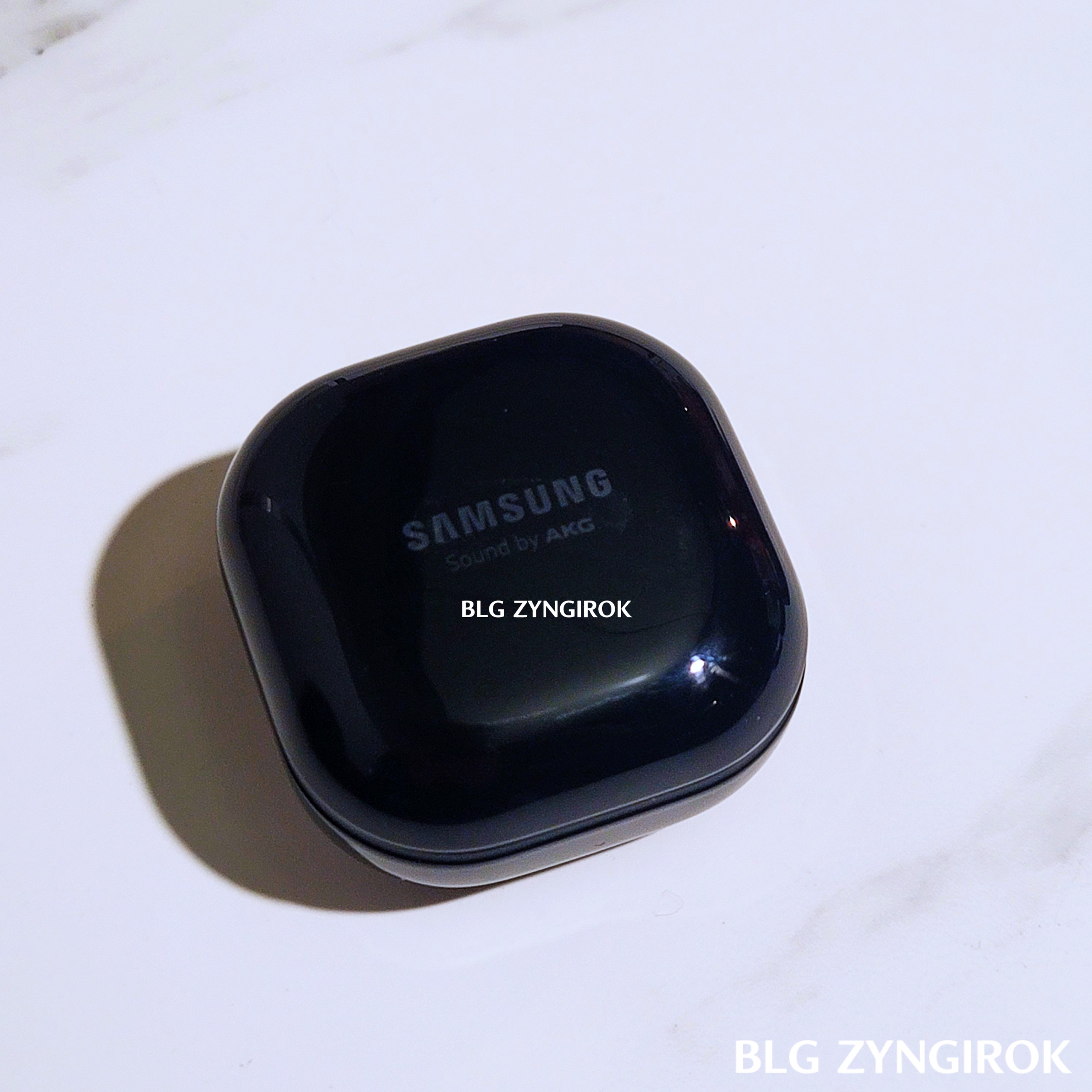 버즈-라이브가-테이블-위에-놓여있다.