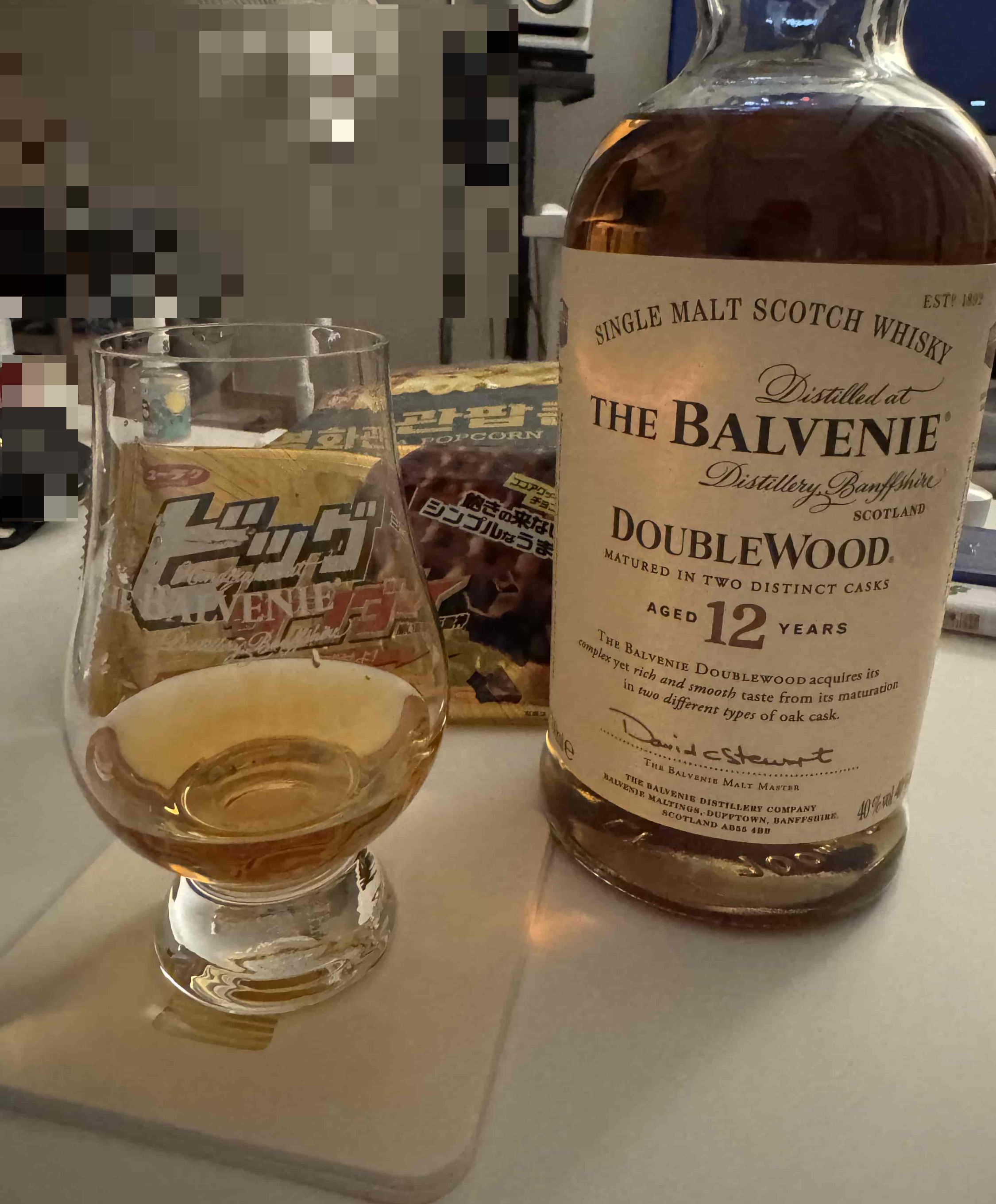 발베니 더블우드 12년을 글렌캐런 글라스에 따라낸 사진