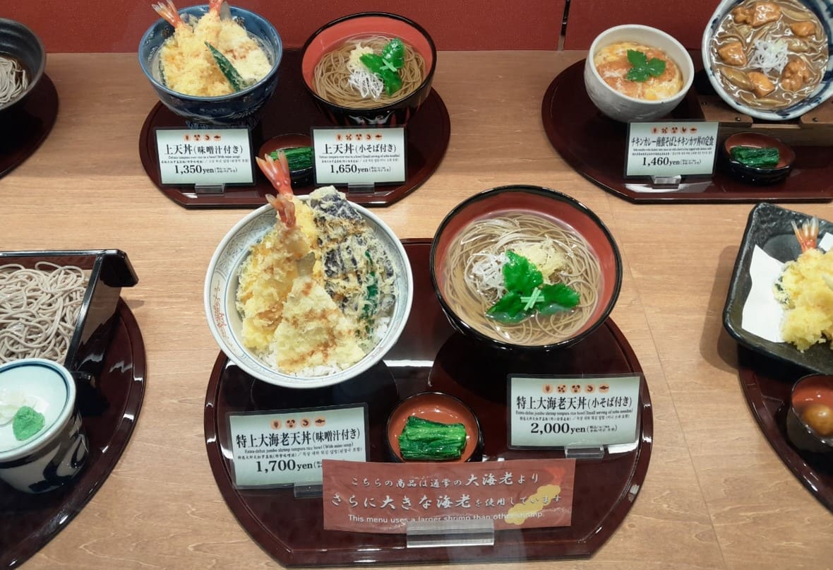 텐동과 소바가 진열장 안에 있는 사진