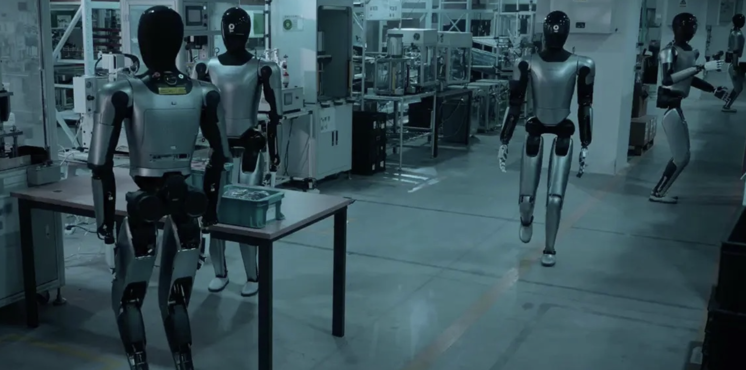 공장에서-작업-중인-휴머노이드-로봇들