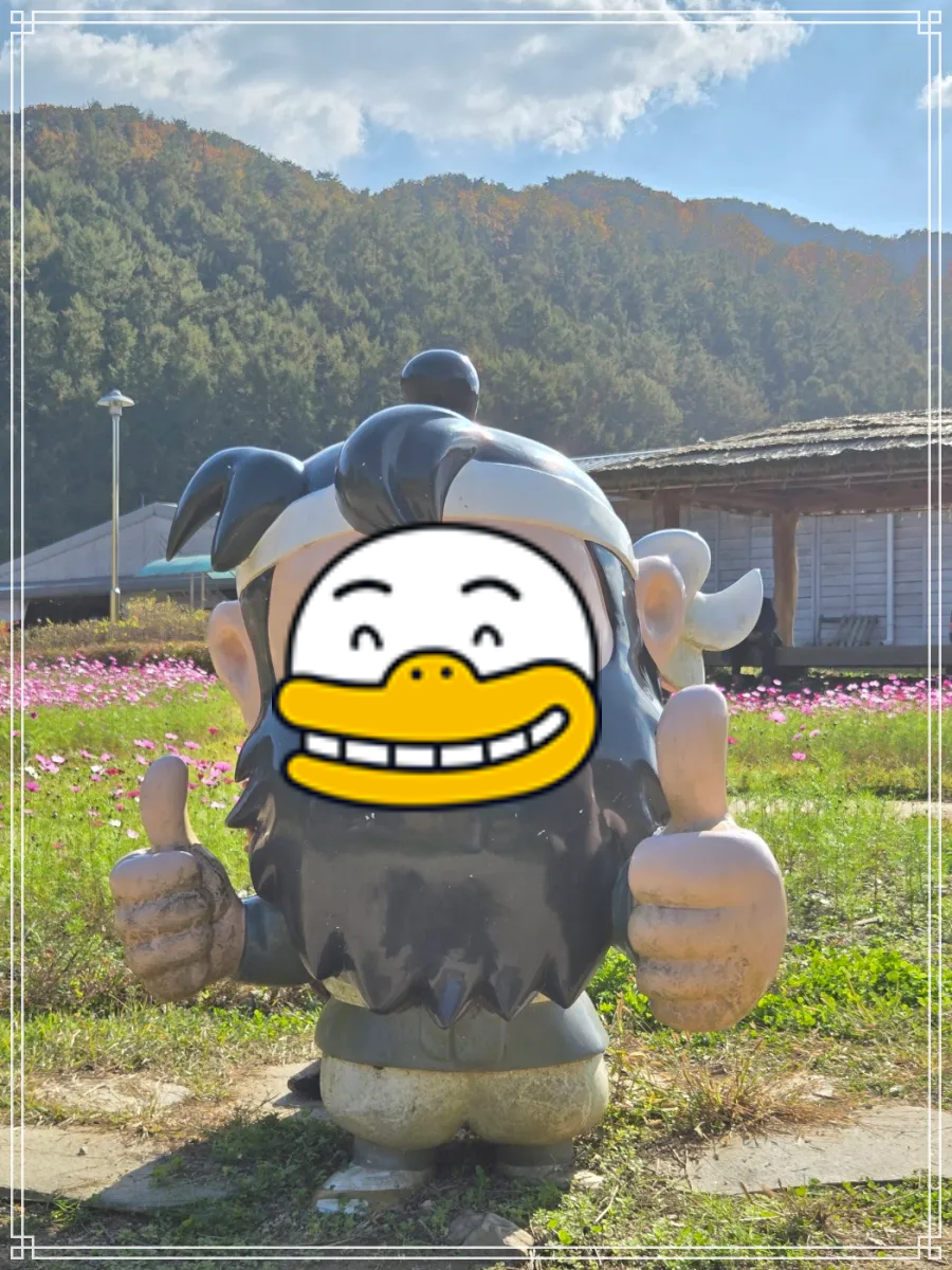 괴산-문광저수지-옆-괴산군소금랜드-정원의-작은-조형물과-사진찍고-있는-모습