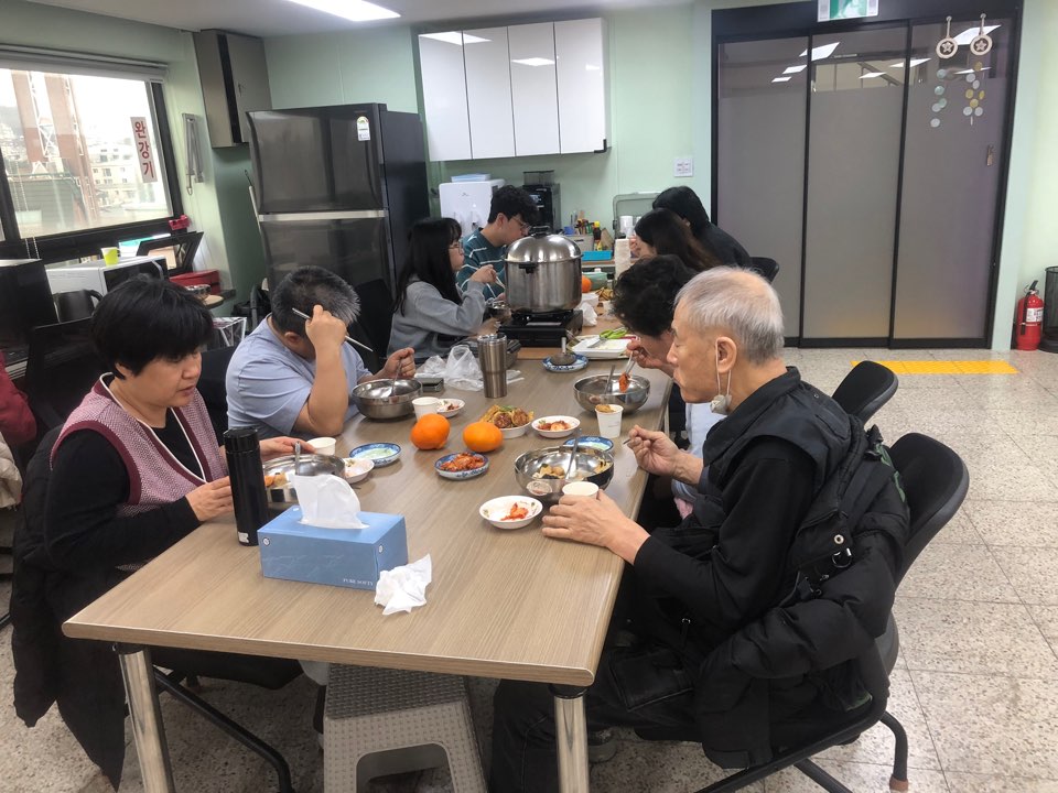 이미지설명: 떡국과 전으로 식사중인 이용인들의 모습