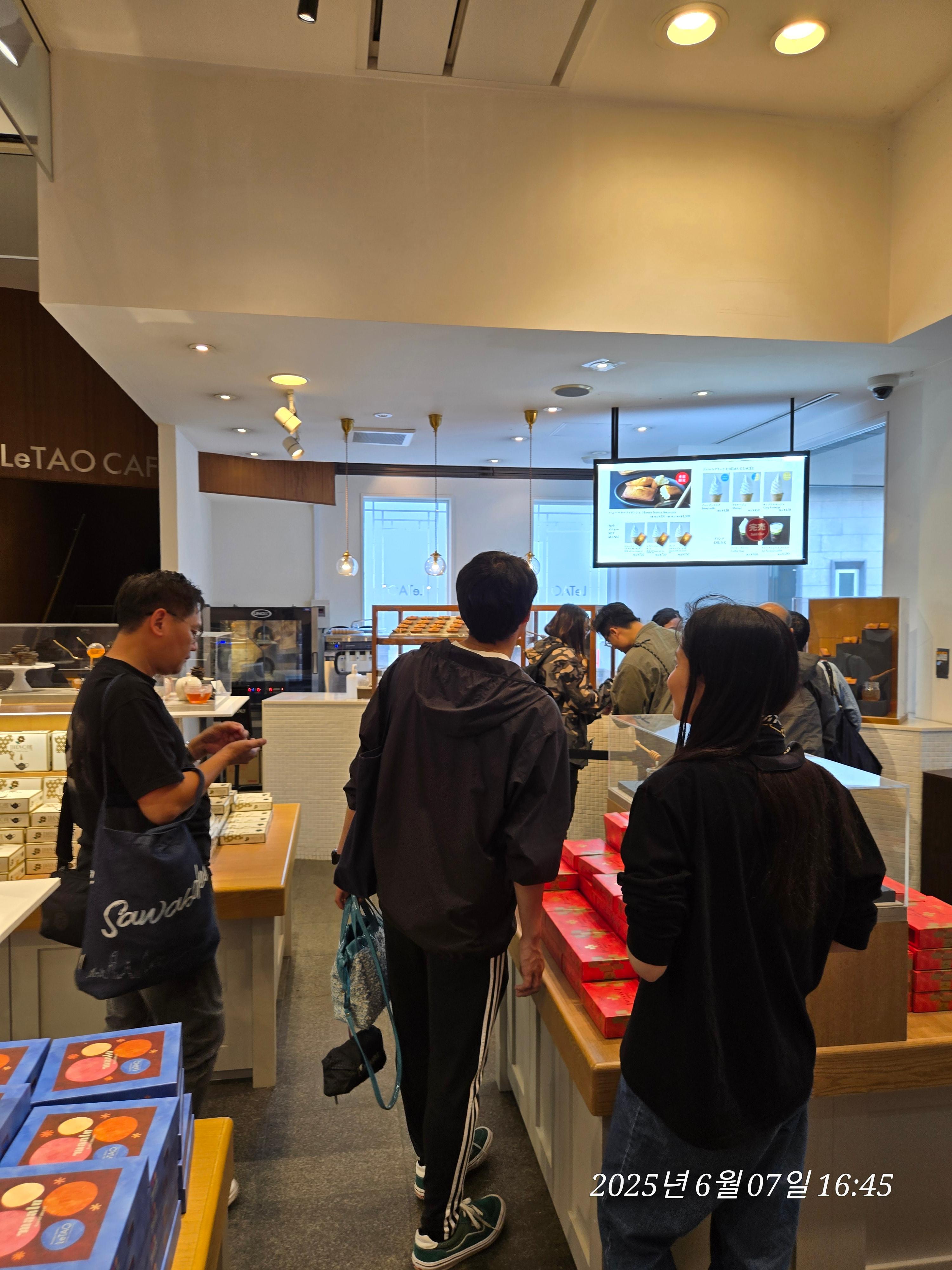 르타오 디저트 카페에서 기념품을 사가고 있는 손님들의 모습