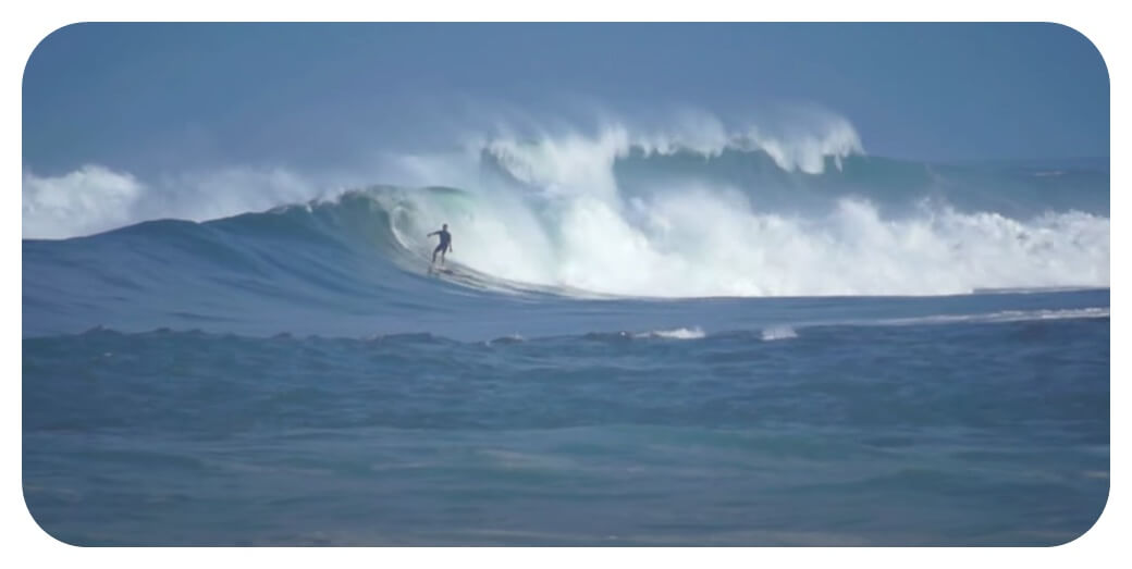 푸아에나 포인트 비치에서 서핑하는 사람을 찍은 사진