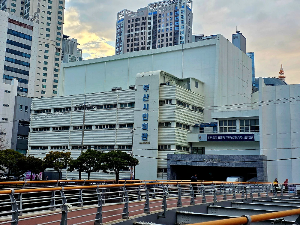 부산 뱅크시 전시 부산시민회관