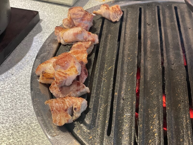 꿉당 대표 고기 메뉴 - 노릇노릇 구워진 목살