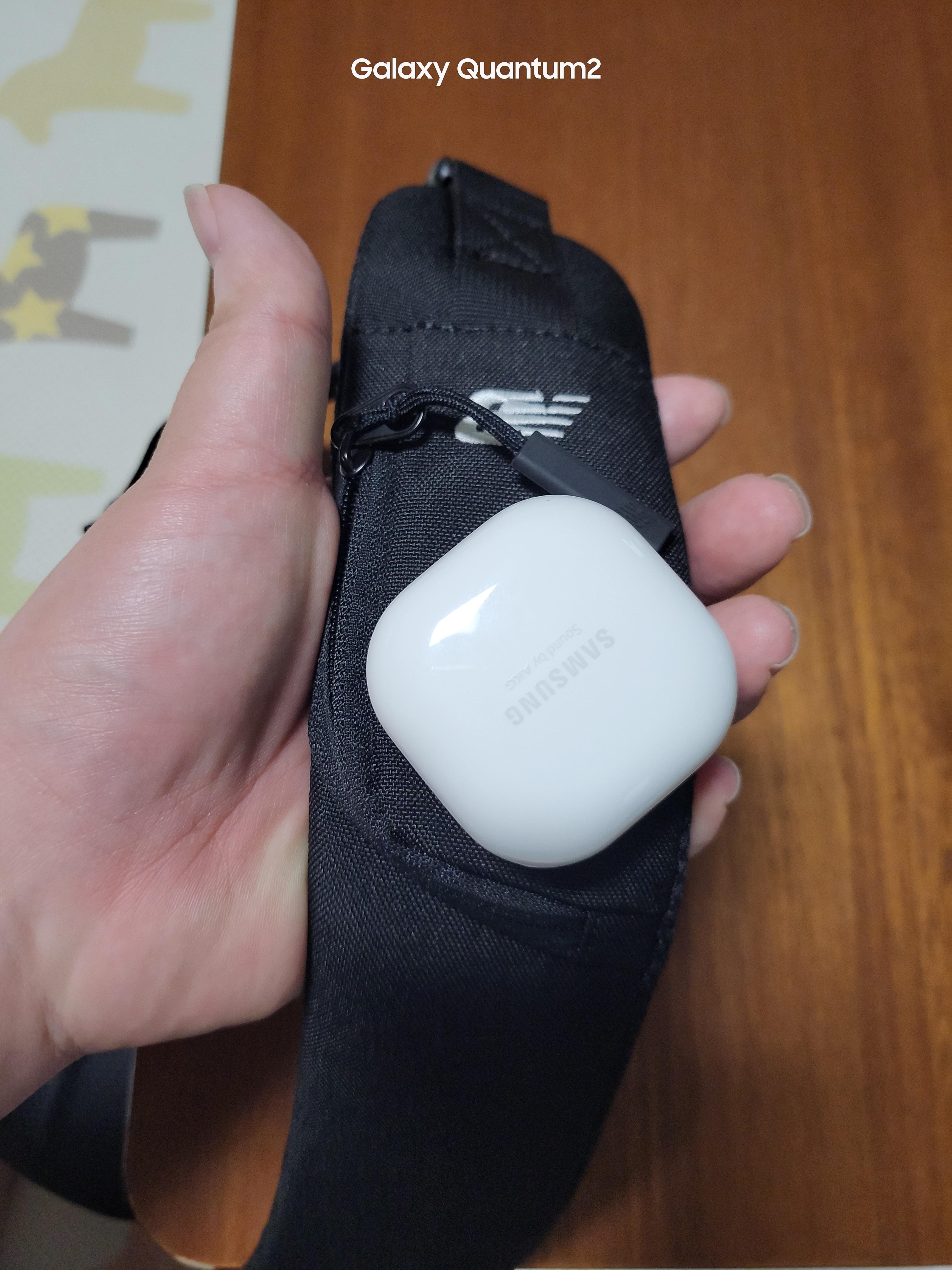 뉴발란스 슬링백가방 끈에 달린 작은 포켓 여기엔 버즈는 안들어감