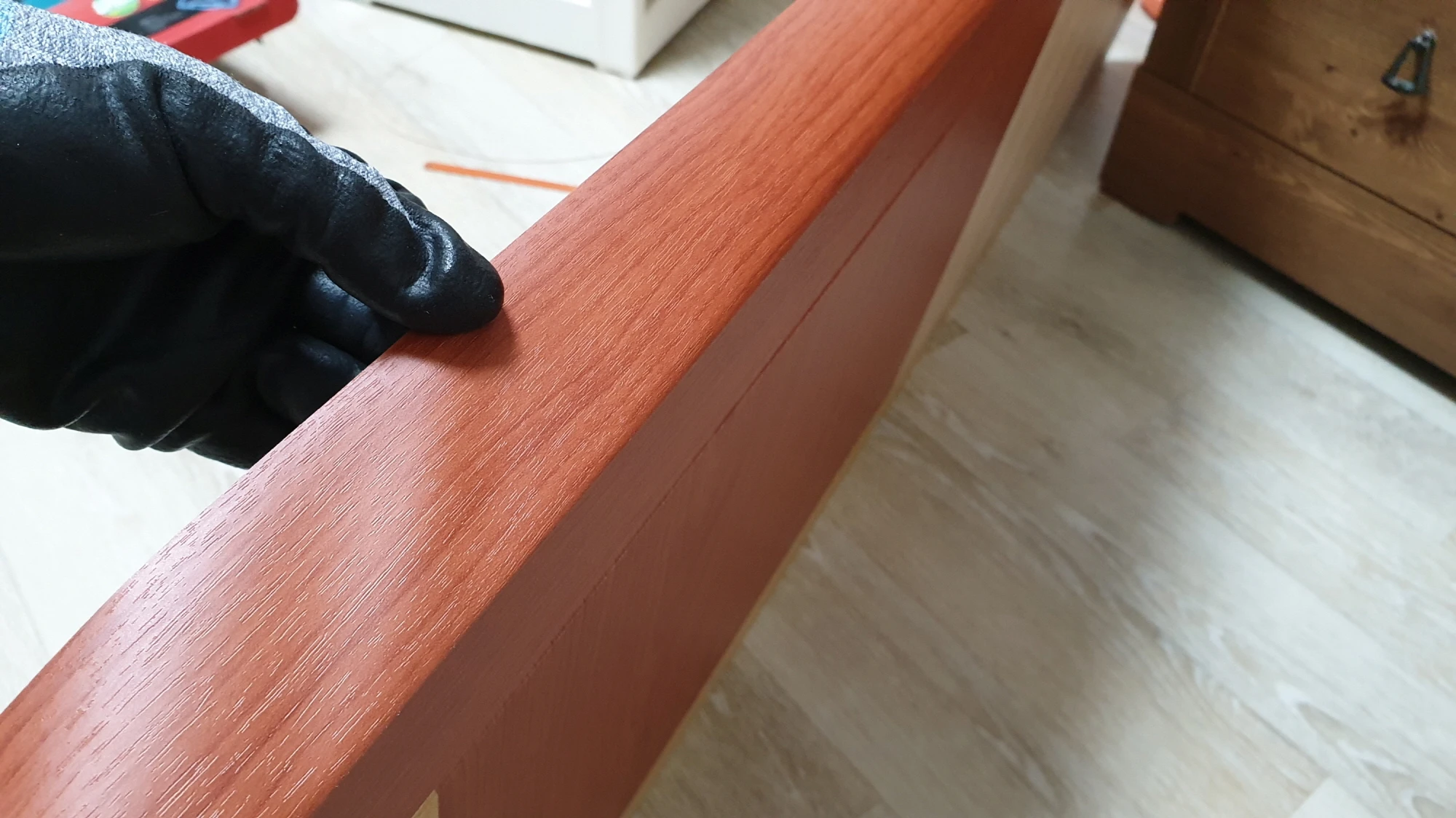 모서리 시트지 붙이는 모습