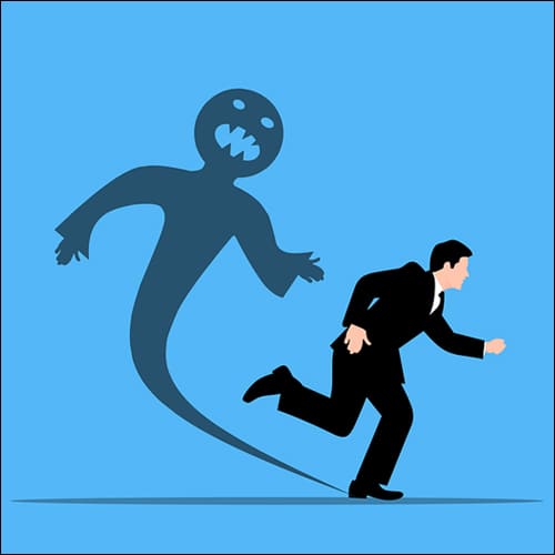 달리고 있는 남자와 쫒아오는 그림자