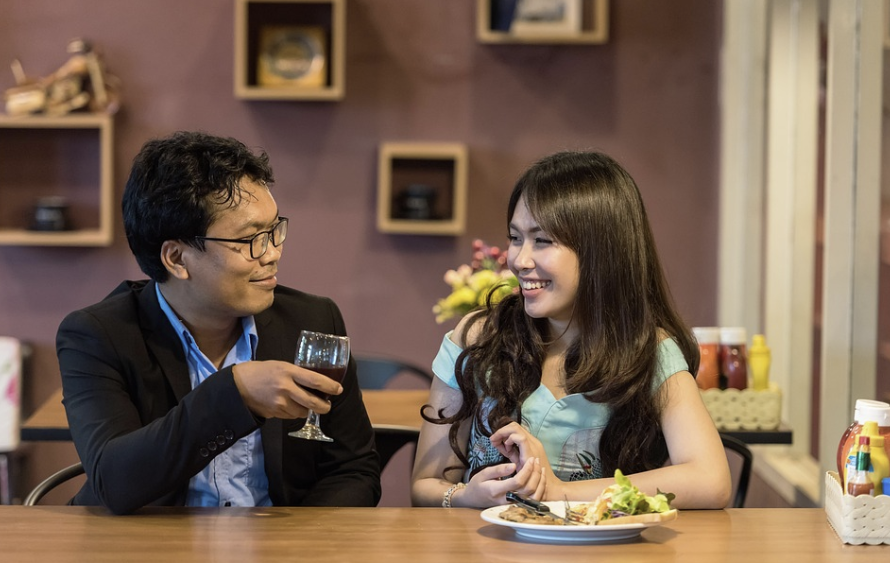 모임에서 첫인사 잘하고 이야기 나누는 장면