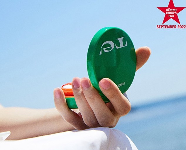 여성의-손이-선쿠션을-한-손으로-잡고-있는-사진입니다.