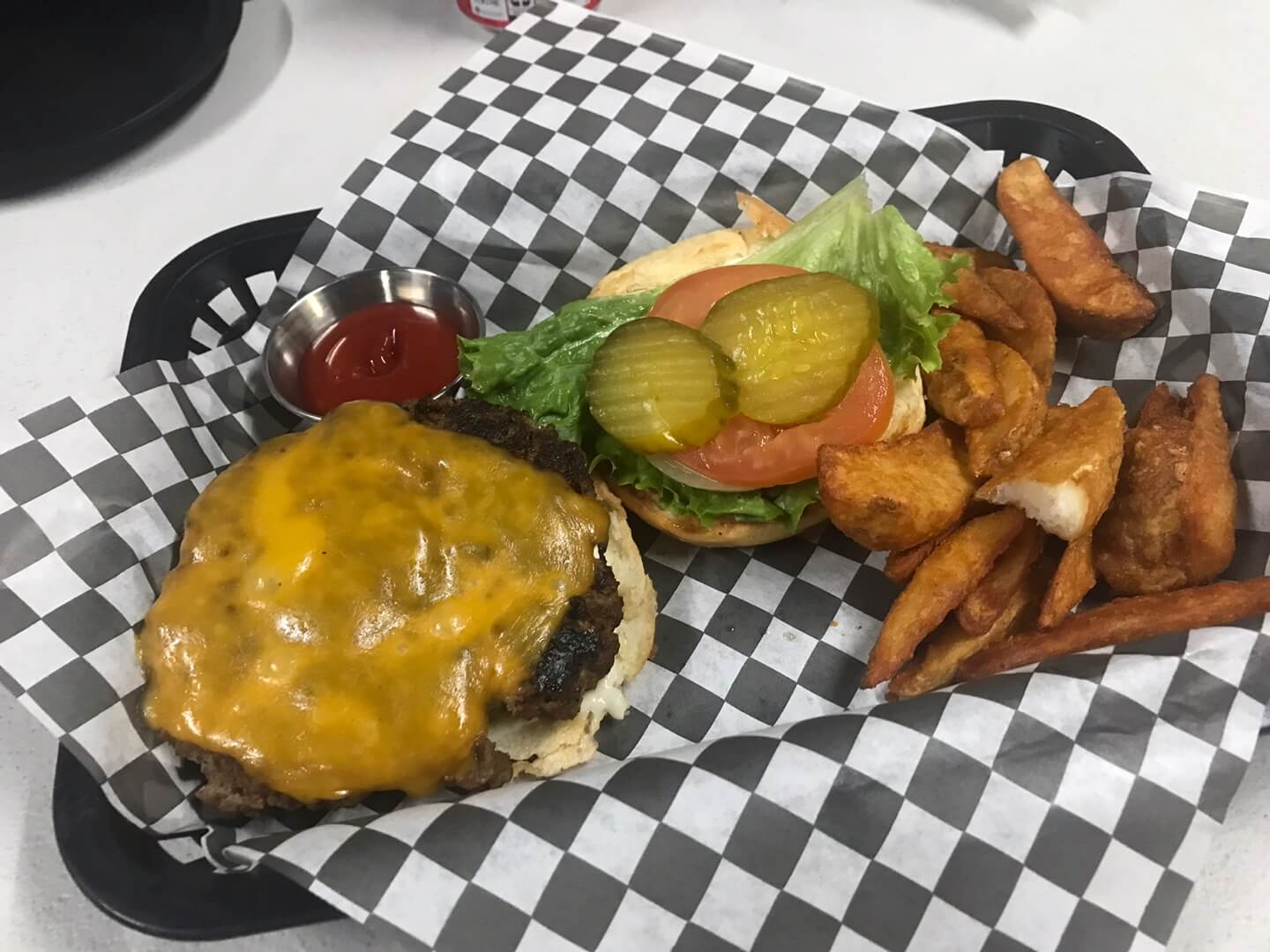 제프스 파이리츠 코브의 수제 햄버거