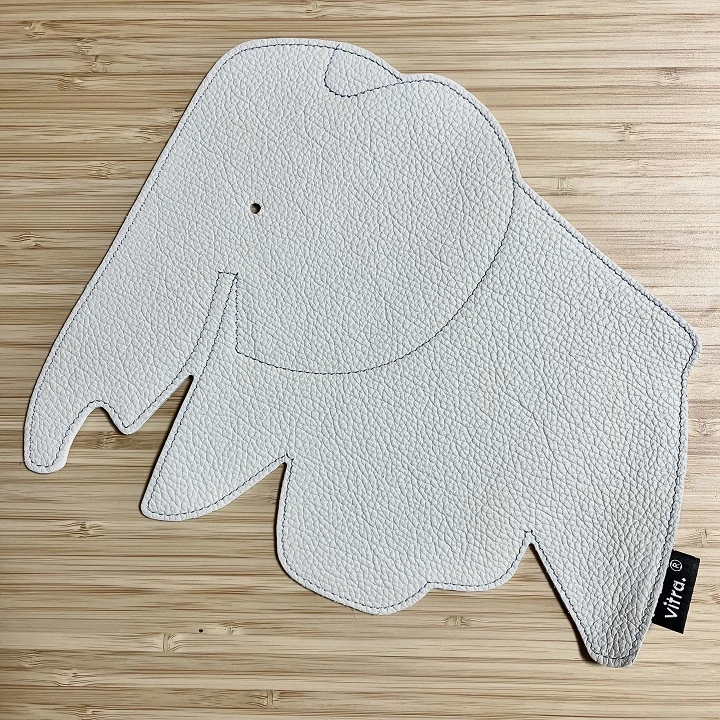 비트라 코끼리 마우스 패드 앞