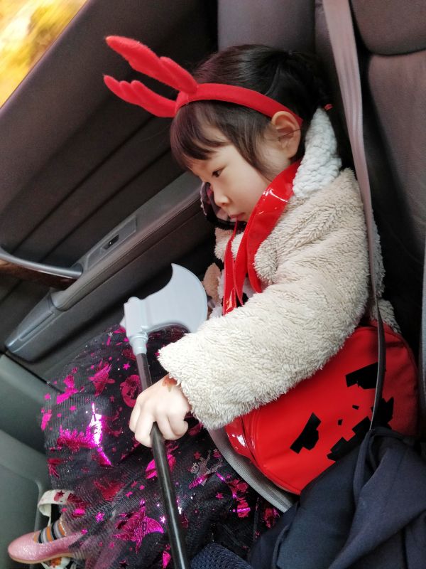 검정테이프로 프랑켄슈타인을 만들어준 딸기가방을 매고 있는 쿠앙이