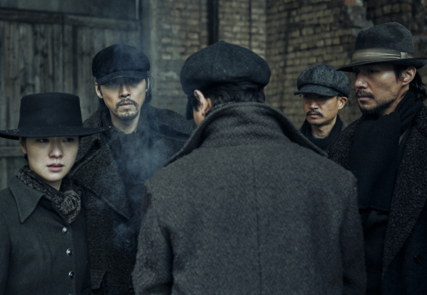 영화 하얼빈 대동공보사 앞 정보가 샜다는 사실을 안 독립의군