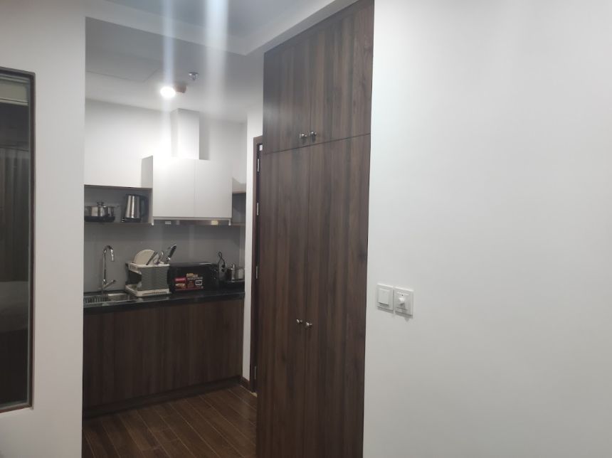 다낭 젠 로터스 호텔 아파트먼트 객실의 싱크대와 수납장이 갖춰진 주방 전경
