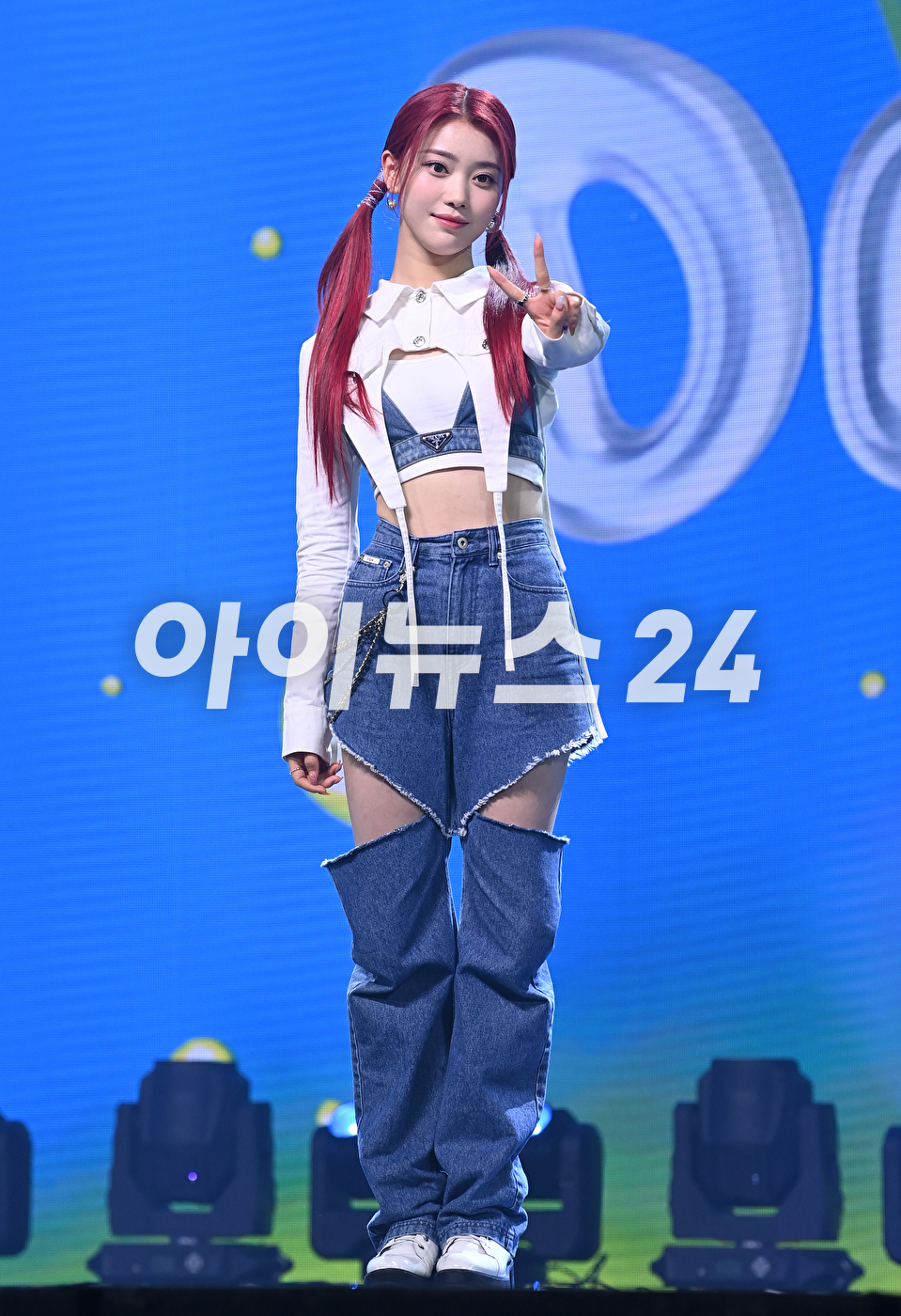 그룹 케플러 샤오팅이 20일 오후 서울 광진구 광장동 예스24라이브홀에서 열린 두 번째 미니앨범 'DOUBLAST' 발매 기념 쇼케이스에 참석해 공연을 하고 있다. [사진=김성진 기자]