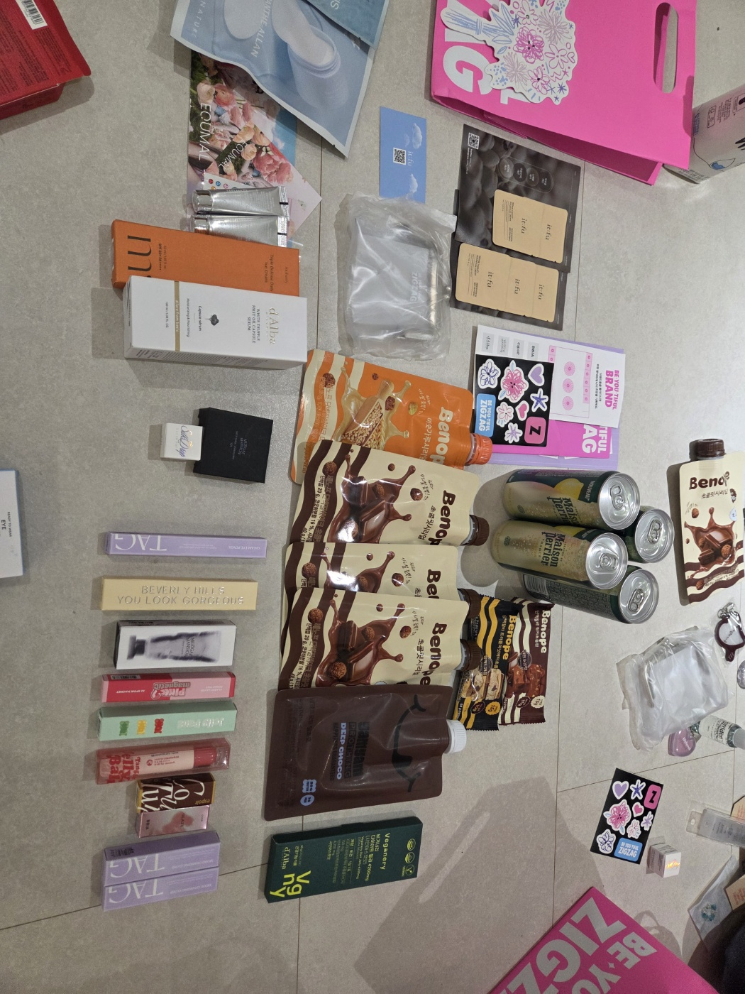 작은 딸이 지그재그 팝업 행사에서 받아온 것들