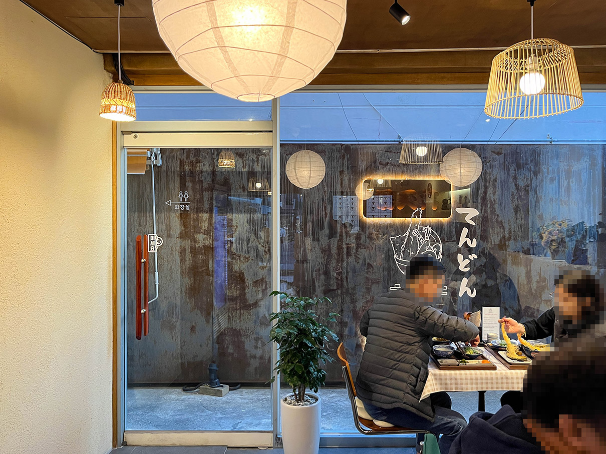 온천천 카페거리 강텐동 내부