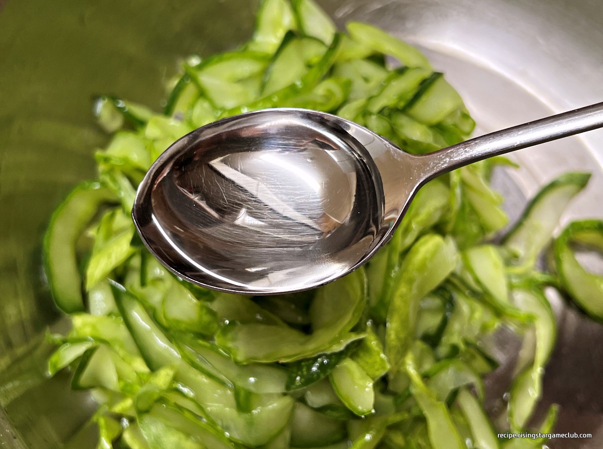 냉면 고명용 절인 오이에 식초를 넣는 사진